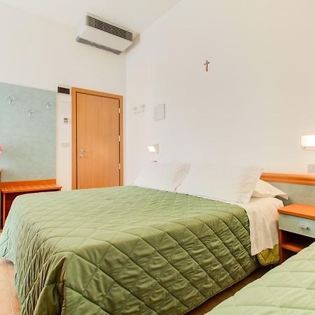 Hotel Astoria Misano Adriatico Buitenkant foto
