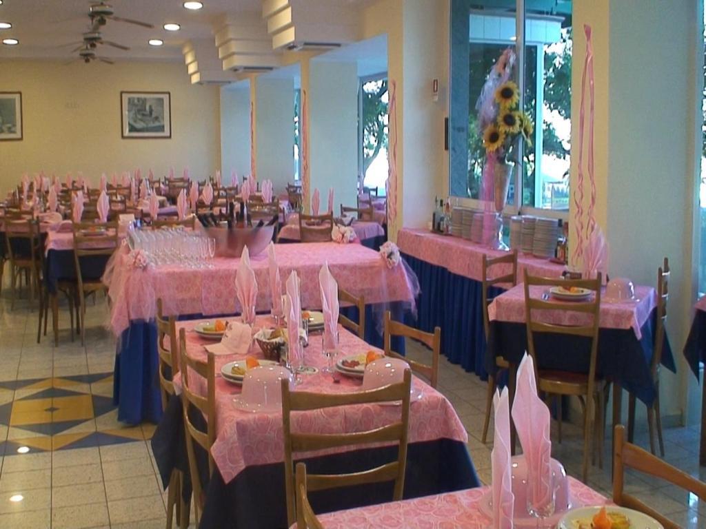 Hotel Astoria Misano Adriatico Buitenkant foto