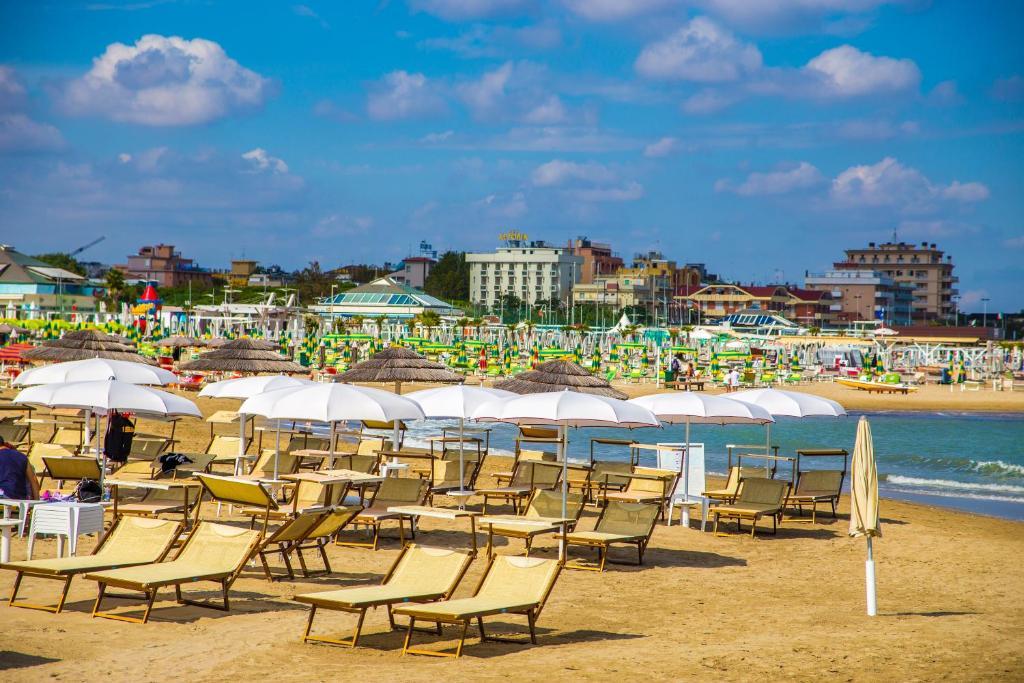 Hotel Astoria Misano Adriatico Buitenkant foto