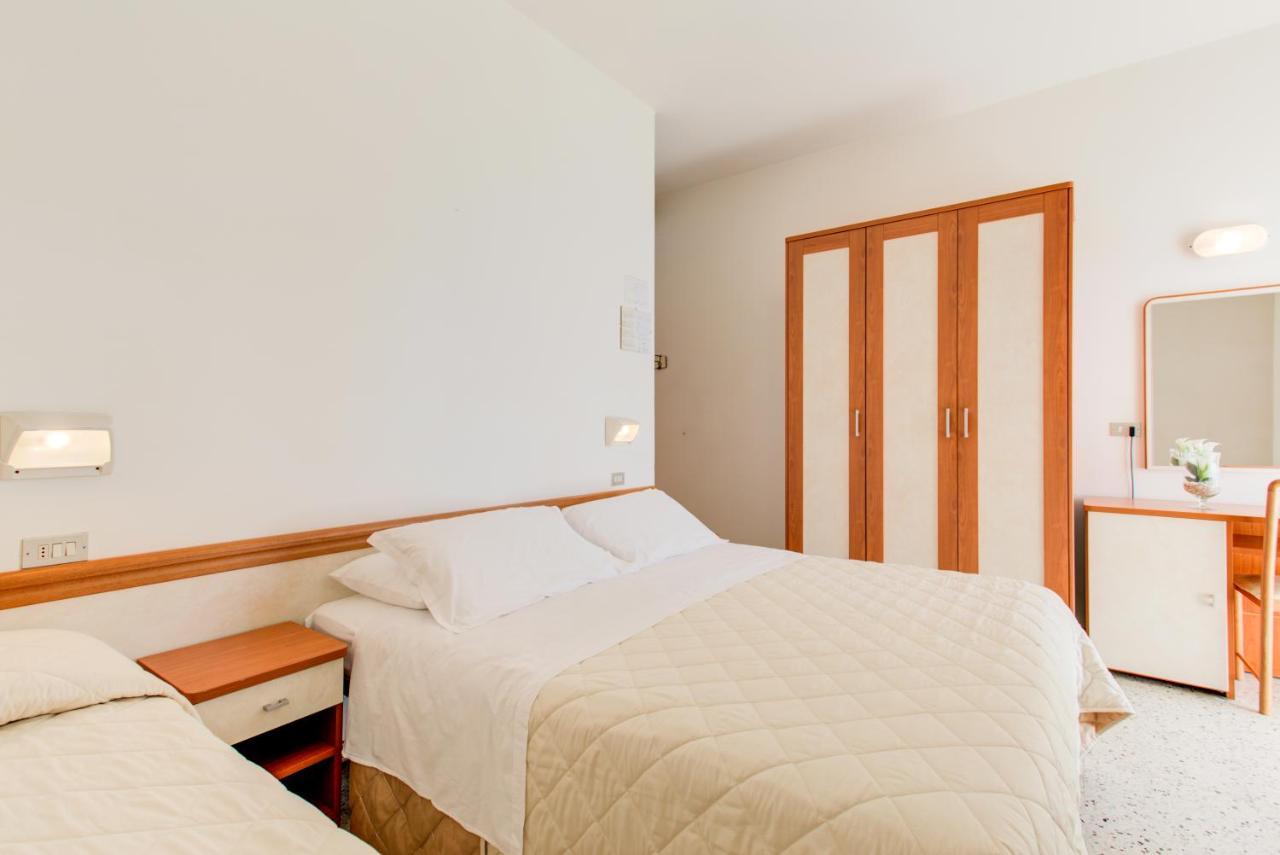 Hotel Astoria Misano Adriatico Buitenkant foto