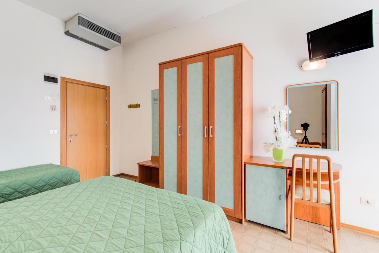 Hotel Astoria Misano Adriatico Buitenkant foto